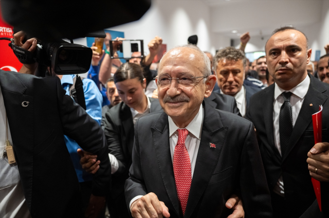 Kılıçdaroğlu'nun genel merkezdeki konuşmasına 17 vekil katıldı