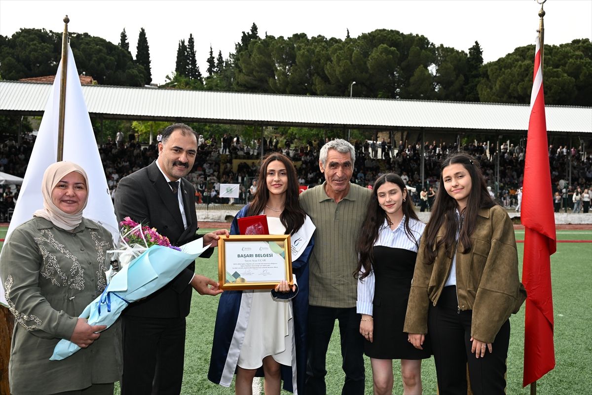 Manisa CBÜ\'den 503 öğrenci mezun oldu