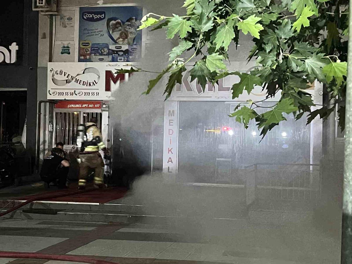 Manisa\'da medikal ürünler satan iş yerinde yangın