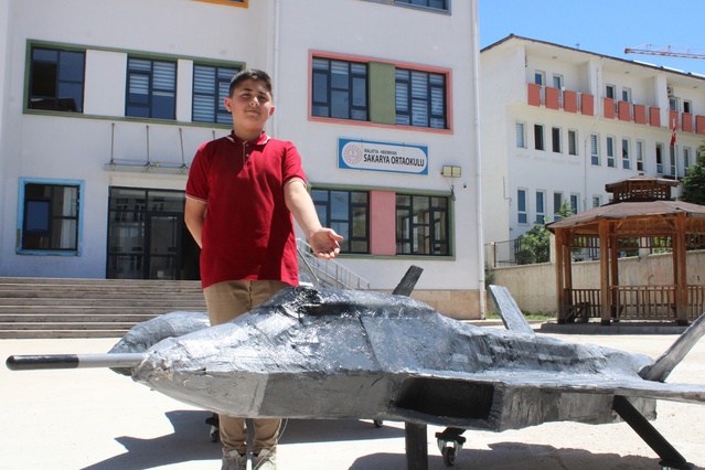 Öğrenciler Atık Malzemelerle Uçak Maketleri Yaptı