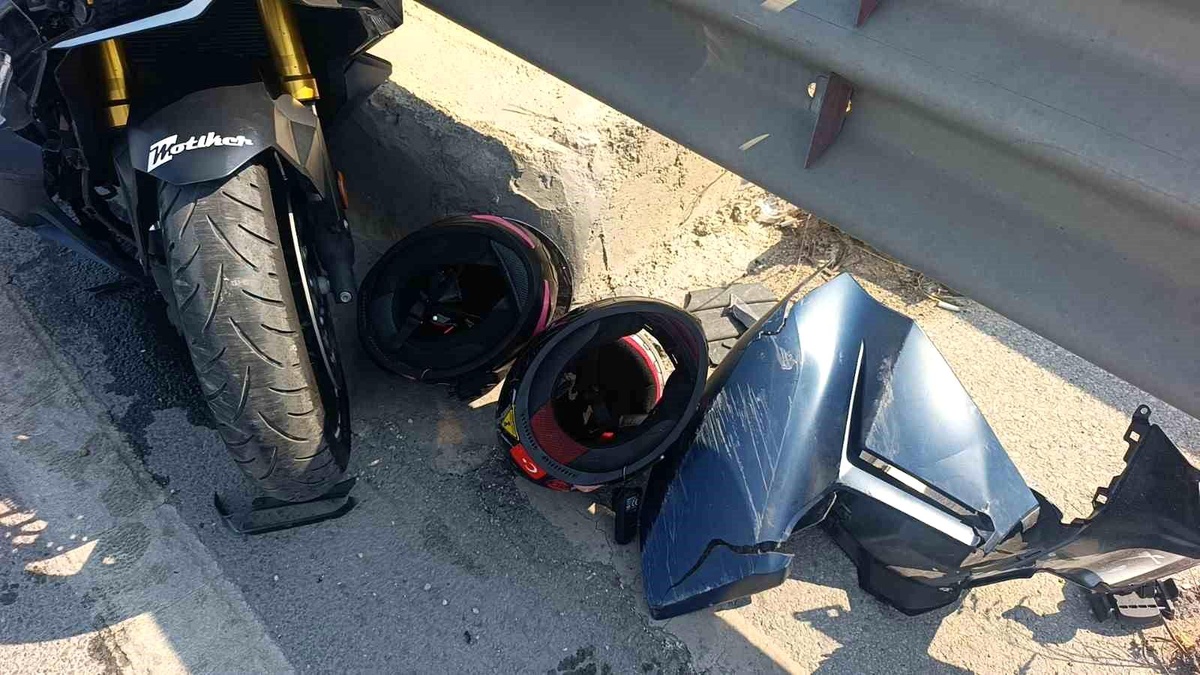 Manavgat\'ta Motosiklet ve Otomobil Çarpıştı: 2 Yaralı