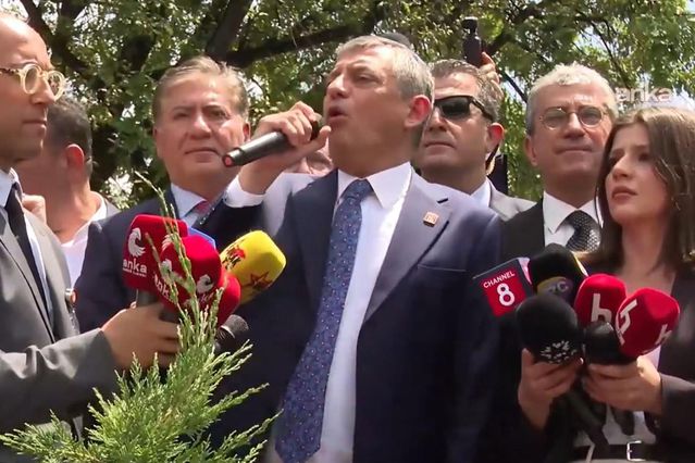 Özgür Özel, TBMM önünde alanda bulunan kalabalığa hitap ediy