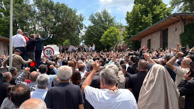 CHP'de Gerginlik: Grup Toplantısı Öncesi Arbede