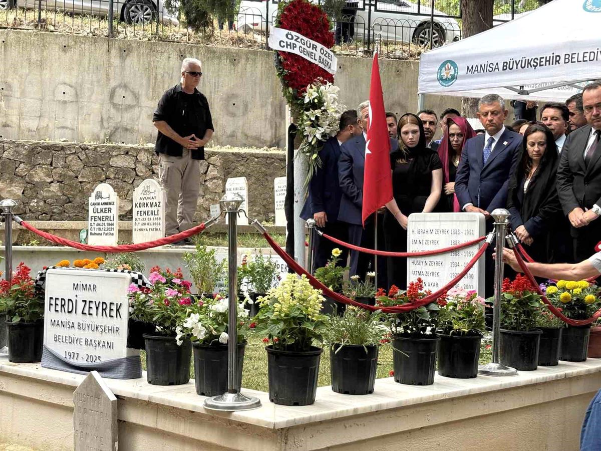 Özgür Özel ve Mansur Yavaş\'tan Ferdi Zeyrek\'e vefa ziyareti