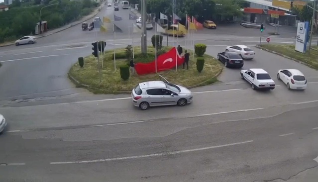 Dörtyol'da Türk Bayrağı Rüzgarla Düştü