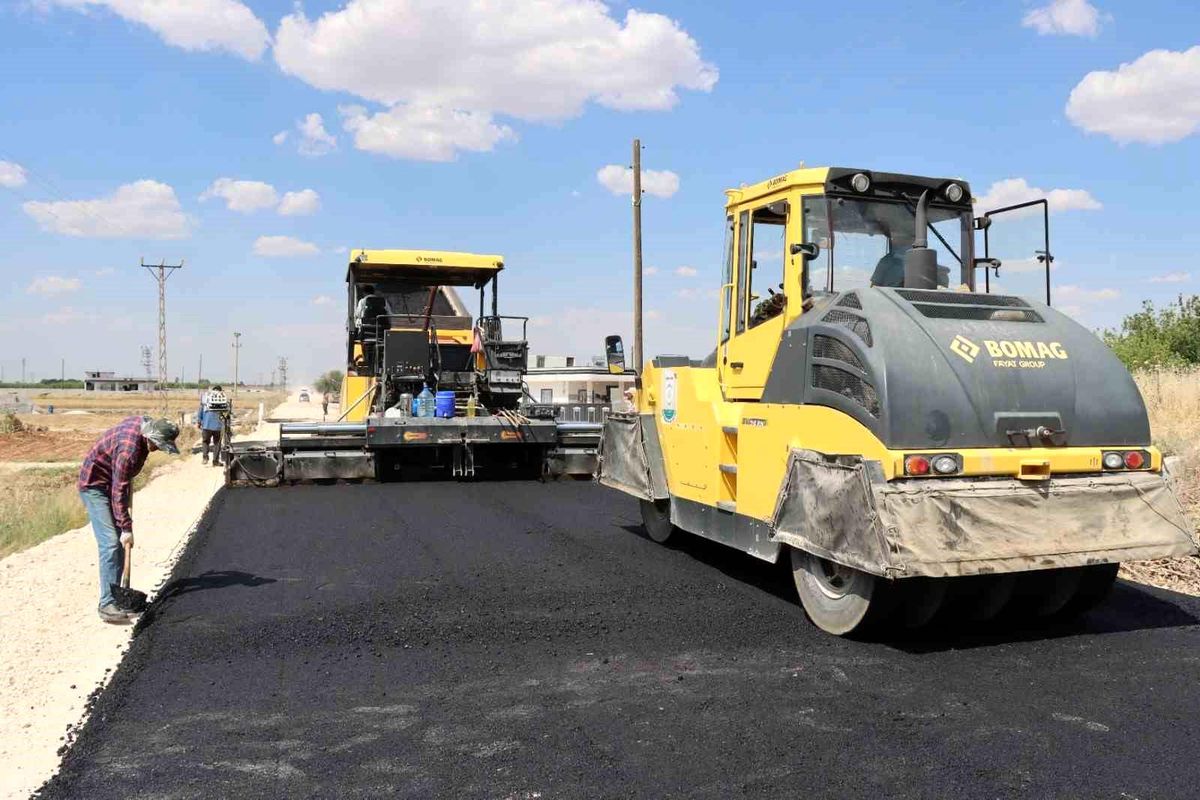 Şanlıurfa\'da 14 kilometrelik grup yolunda asfalt seferberliği