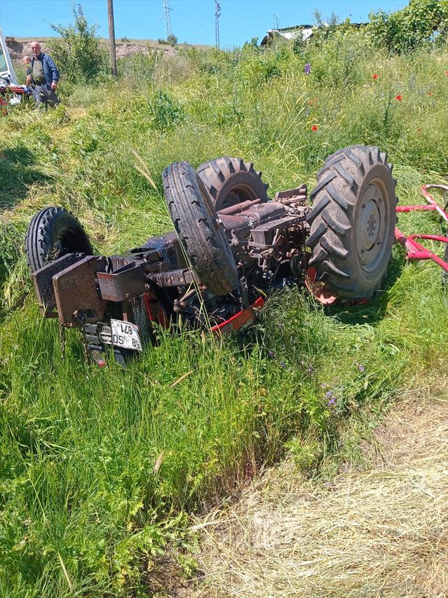 Traktör Devrildi, Sürücü Yaralandı