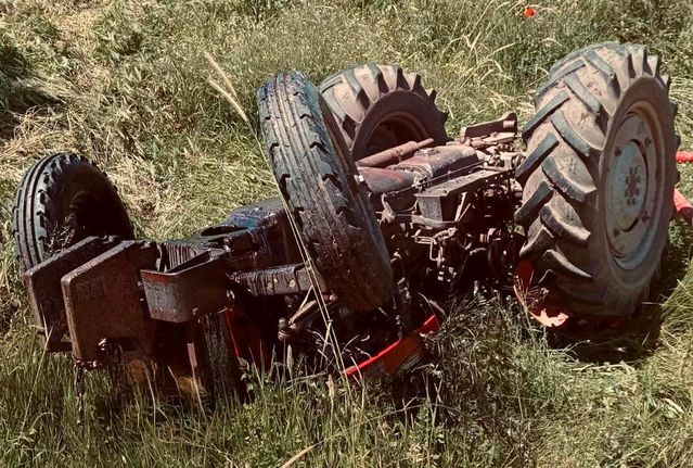 Suşehri'nde Traktör Devrildi: Sürücü Ağır Yaralı
