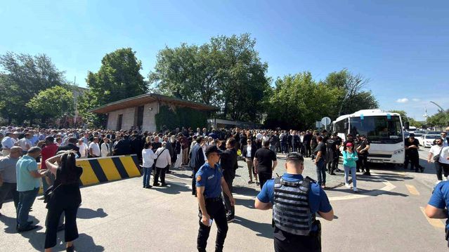 CHP'de Gerginlik: Kılıçdaroğlu ve Özgür Özel Destekçileri Ka