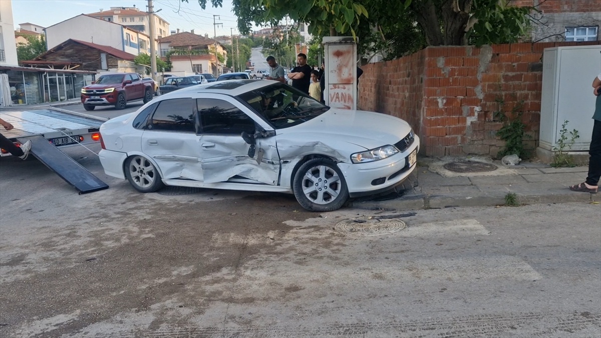 Tokat\'ta Otomobil-Minibüs Çarpıştı: 5 Yaralı