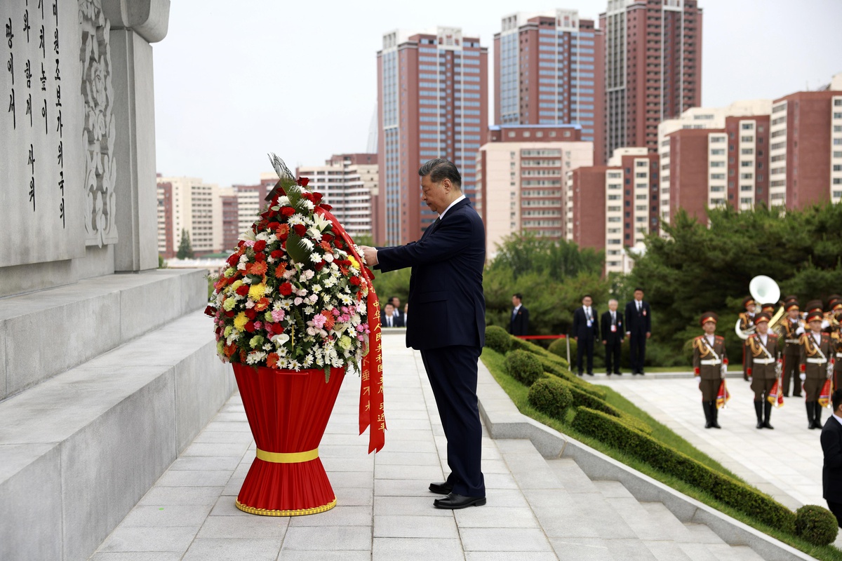 Xi Jinping ve Kim Jong-un\'dan Dostluk Vurgusu