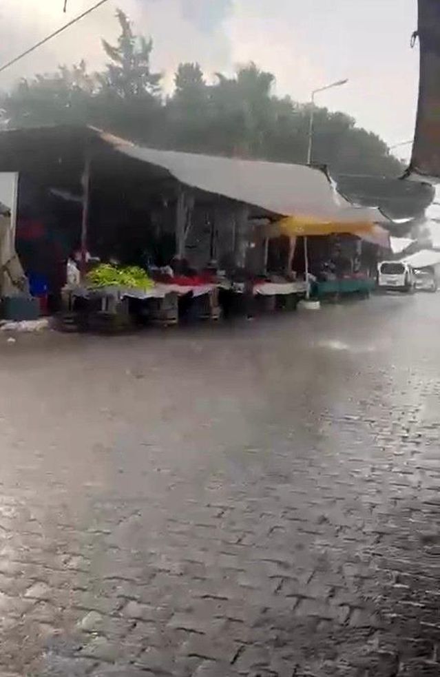 Yatağan'da Aniden Bastıran Sağanak Yağış Hayatı Olumsuz Etki