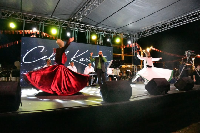 Yeşilyurt’ta gönülleri buluşturan gece: Celal Karatüre konserine yoğun ilgi