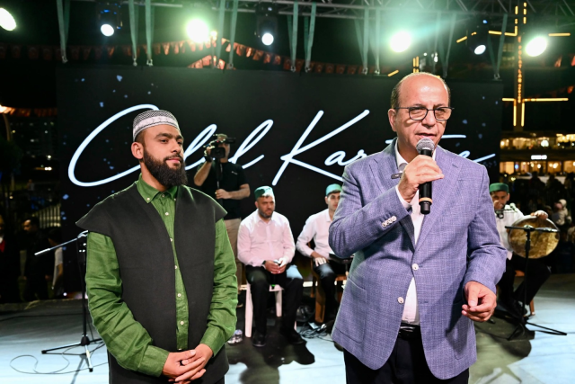 Yeşilyurt’ta gönülleri buluşturan gece: Celal Karatüre konserine yoğun ilgi