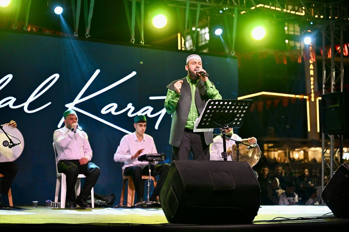 Yeşilyurt’ta gönülleri buluşturan gece: Celal Karatüre konserine yoğun ilgi