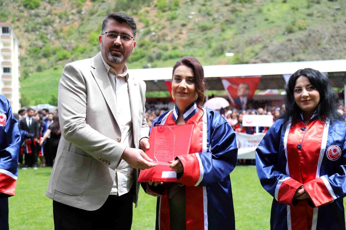 30 Yıl Sonra Mezuniyet Sevincine Erişti