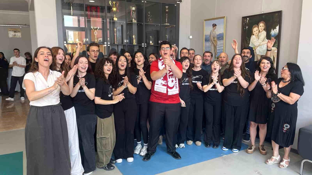 Bursa Lisesi, Dünya Kupası Marşıyla Birinci Oldu
