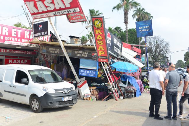 Kamyon Marketin İçine Daldı