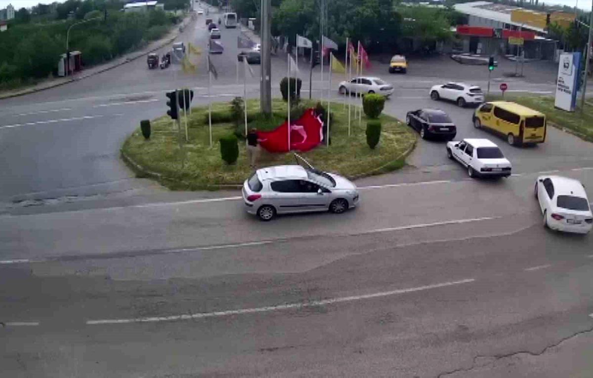 Hatay\'da düşen bayrağı vatandaşlar 1 dakikada kaldırdı