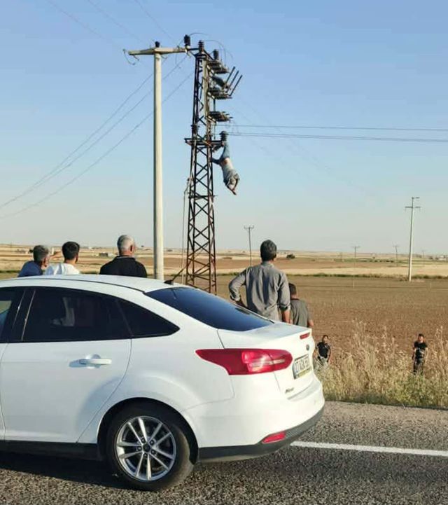 Direkte can pazarı! Akıma kapılıp baş aşağı asılı kaldı