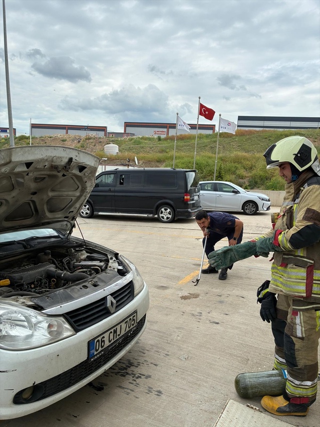 Kahramankazan'da Otomobil Motoruna Yılan Girdi