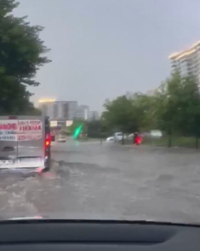 Ankara'da Sağanak Yağış Hayatı Olumsuz Etkiledi