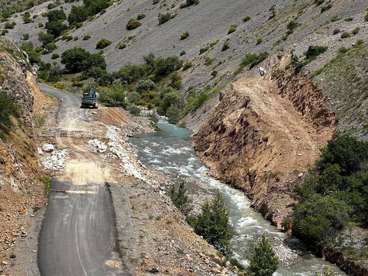Kemaliye\'de Yol Bakım Çalışmaları Devam Ediyor