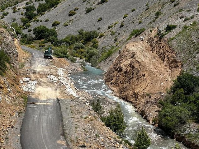 Kemaliye'de Yol Bakım Çalışmaları Devam Ediyor