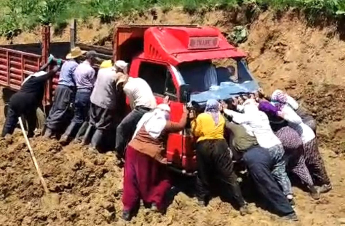 Berivanlar Çamurda Mahsur Kaldı