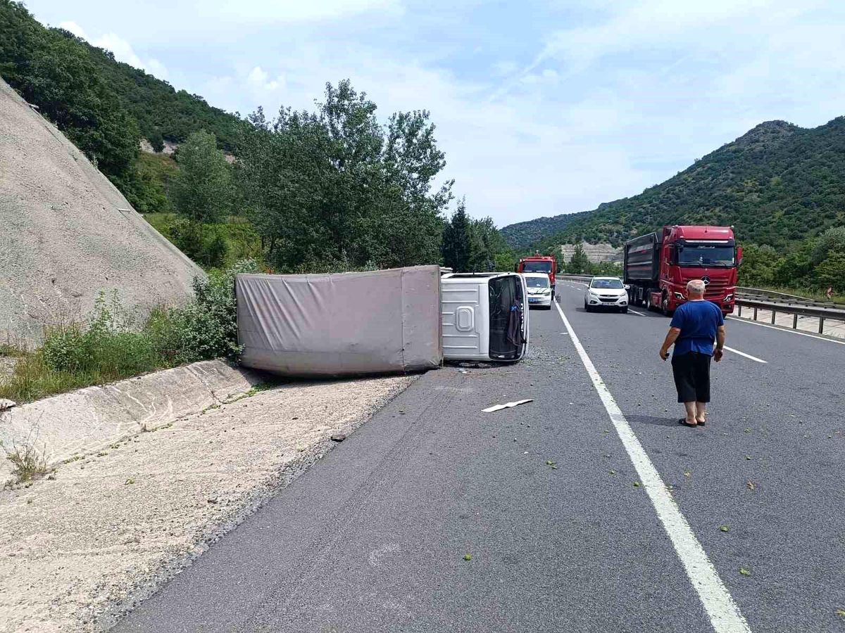 Bilecik\'te Kamyonet Devrildi: Sürücü Yaralandı