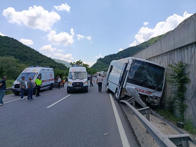 Bilecik'te Midibüs, Tıra Çarptı: 12 Yaralı