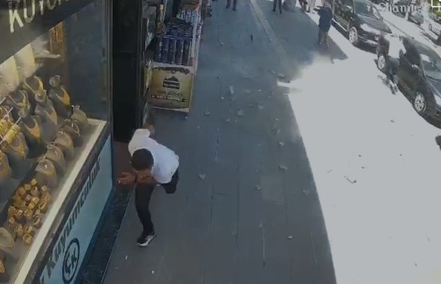 Van'da Beton Parçaları Caddeye Düştü
