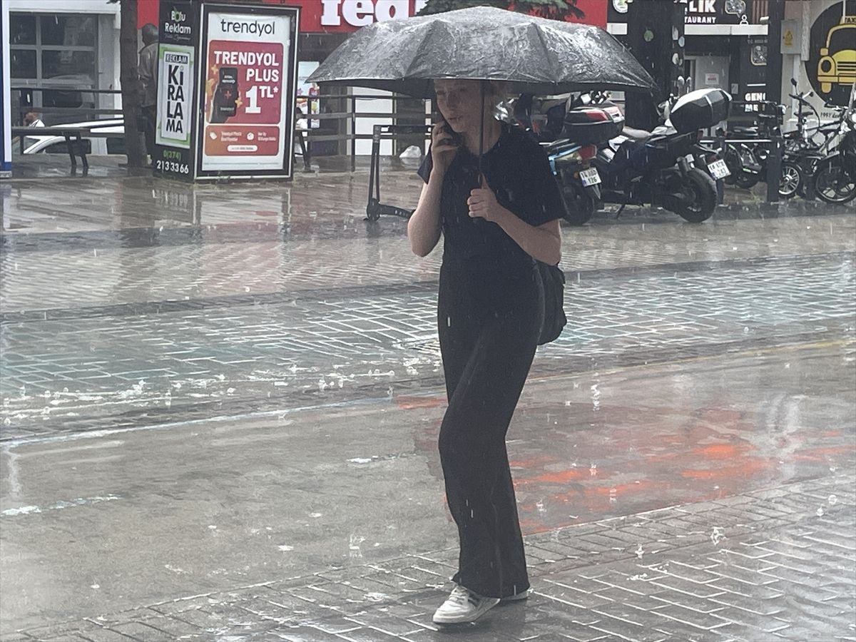 Bolu\'da Sağanak Yağış Hayatı Olumsuz Etkiledi