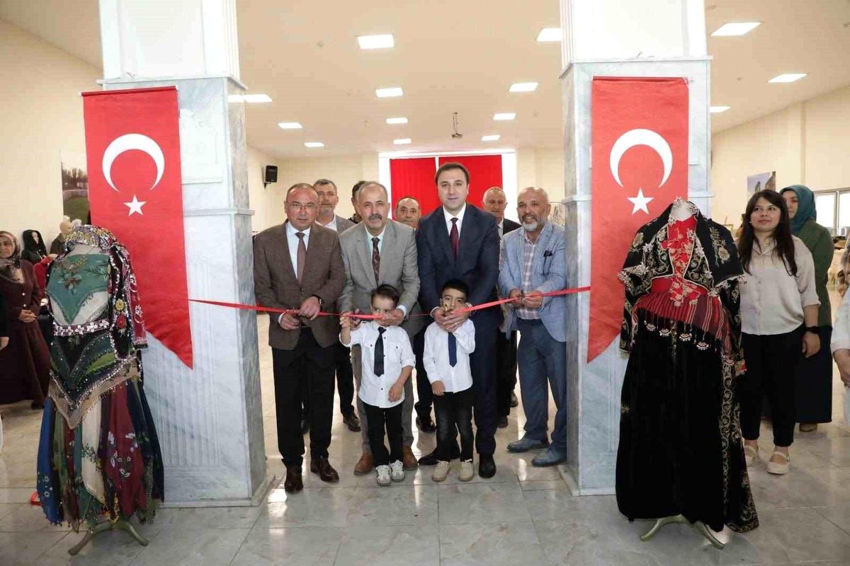Çavdarhisar\'da yılsonu sergisi açıldı