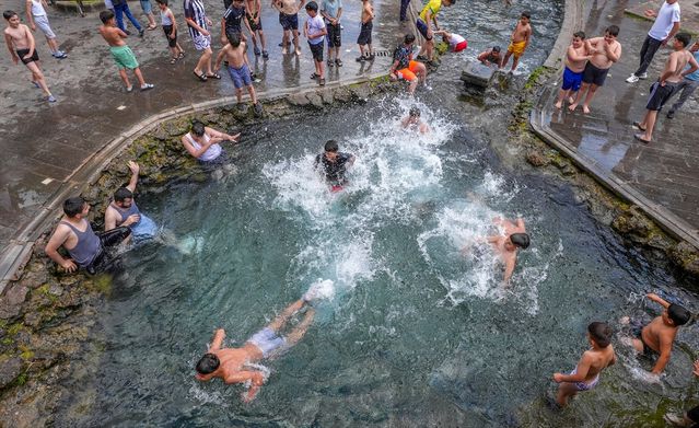 Diyarbakır'da Sıcak Havada Çocuklar Süs Havuzunda Serinliyor