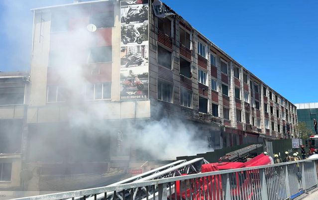Küçükçekmece'de Metruk Binada Yangın