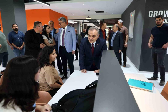 Erciyes Üniversitesi yenilenen kütüphanesini öğrencilere açt