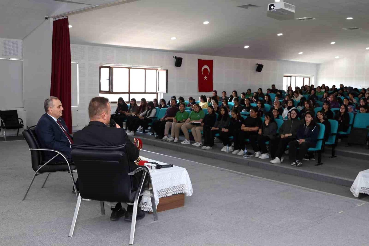 Kariyer Buluşmaları\'na ERÜ Rektörü Katıldı