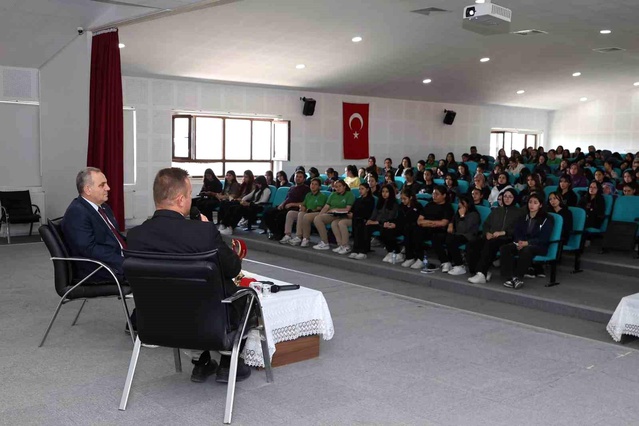Kariyer Buluşmaları'na ERÜ Rektörü Katıldı