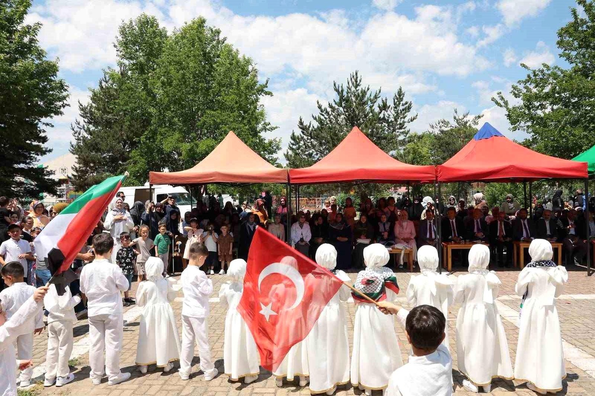 Erzincan\'da Kur\'an kursu öğrencilerinden yıl sonu şenliği