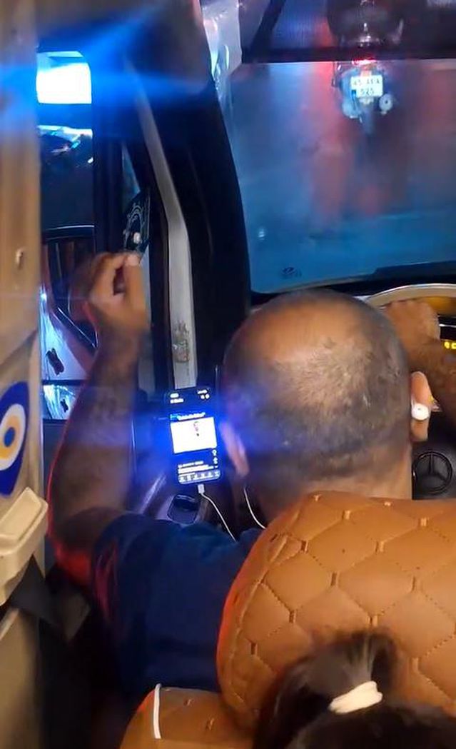 Minibüs Şoförü Videoları İzleyerek Araç Kullandı