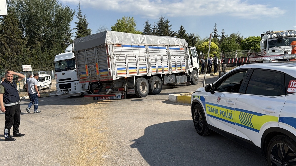 Eskişehir\'de Kamyon Çarpışması: 1 Yaralı