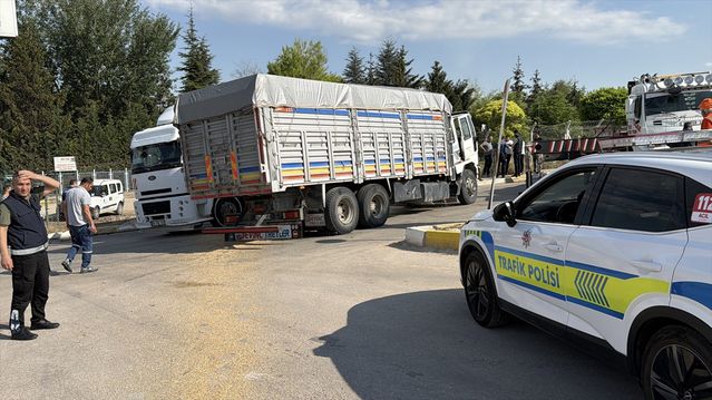 Eskişehir'de Kamyon Çarpışması: 1 Yaralı