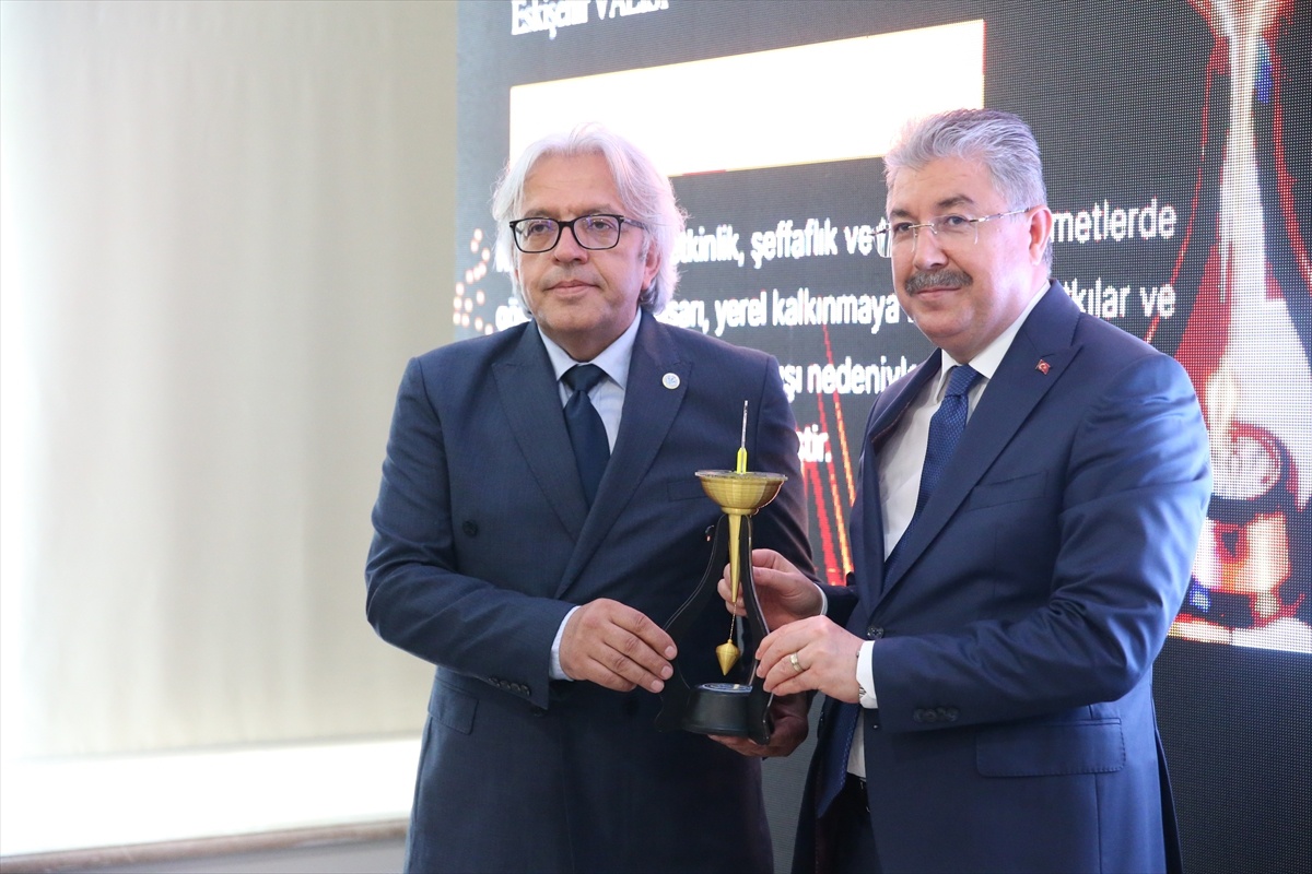 Vali Yılmaz\'a \'Yılın Mülki İdare Amiri\' Ödülü