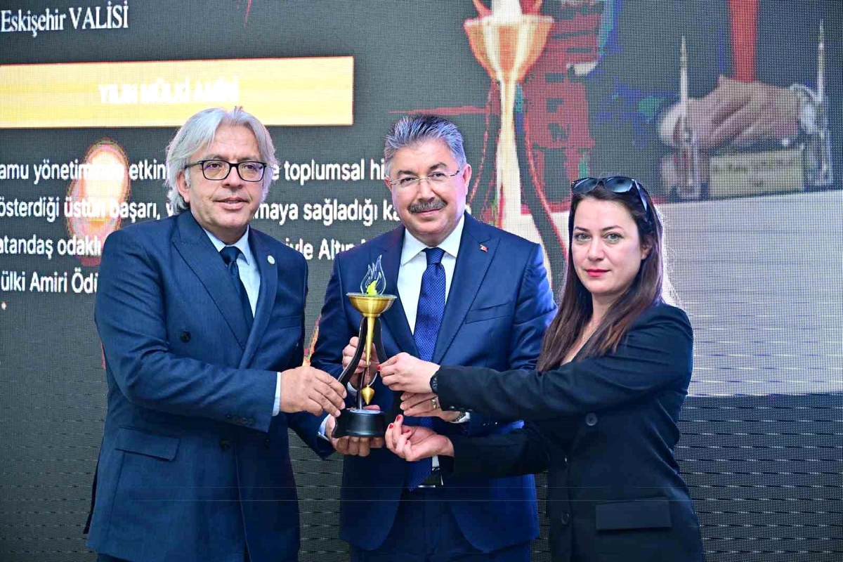 Vali Yılmaz, Yılın Mülki İdare Amiri Ödülünü Aldı