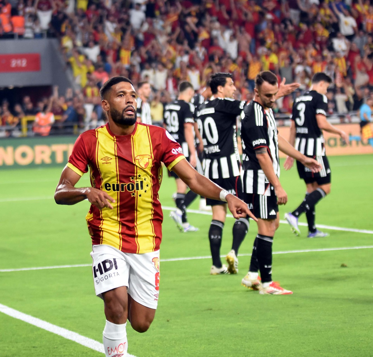 Göztepe'de Rhaldney'e Yol Göründü