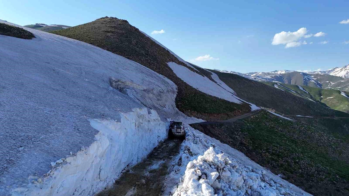 Hakkari\'de 5 metreyi bulan karda yayla yolları açılıyor