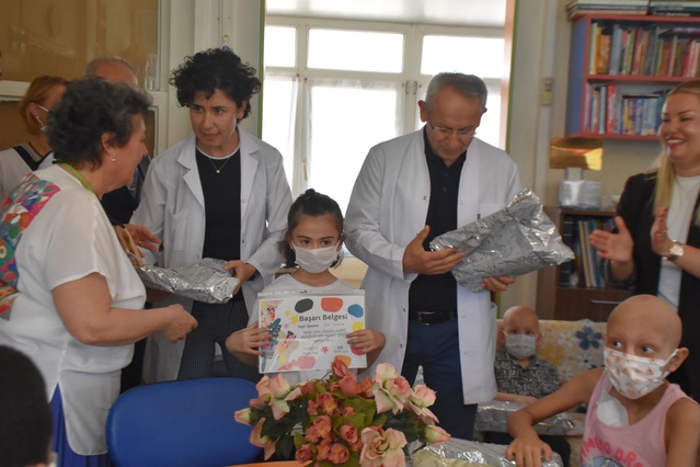 Hastane Sınıfında Kanserli Çocukların Resim Sergisi