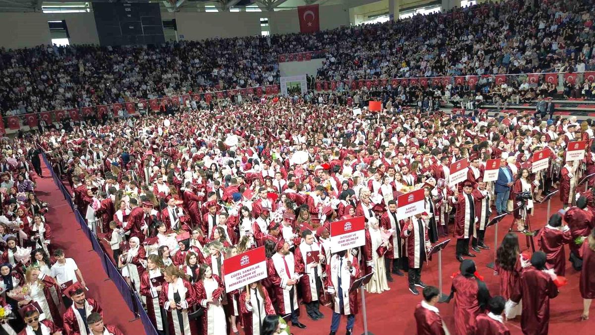 Hitit Üniversitesi\'nde mezuniyet coşkusu
