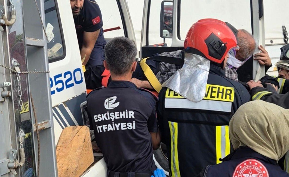 İki kamyonun karıştığı kazada sıkışan sürücüyü itfaiye ekipleri çıkardı